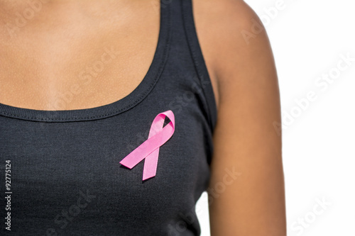 Primer plano de camiseta negra  con lazo rosa  en el pecho de la mujer para concienciación sobre el cáncer de mama mujer photo