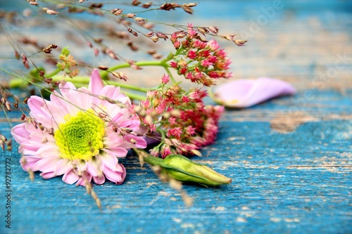Fototapeta Naklejka Na Ścianę i Meble -  blumen auf holz