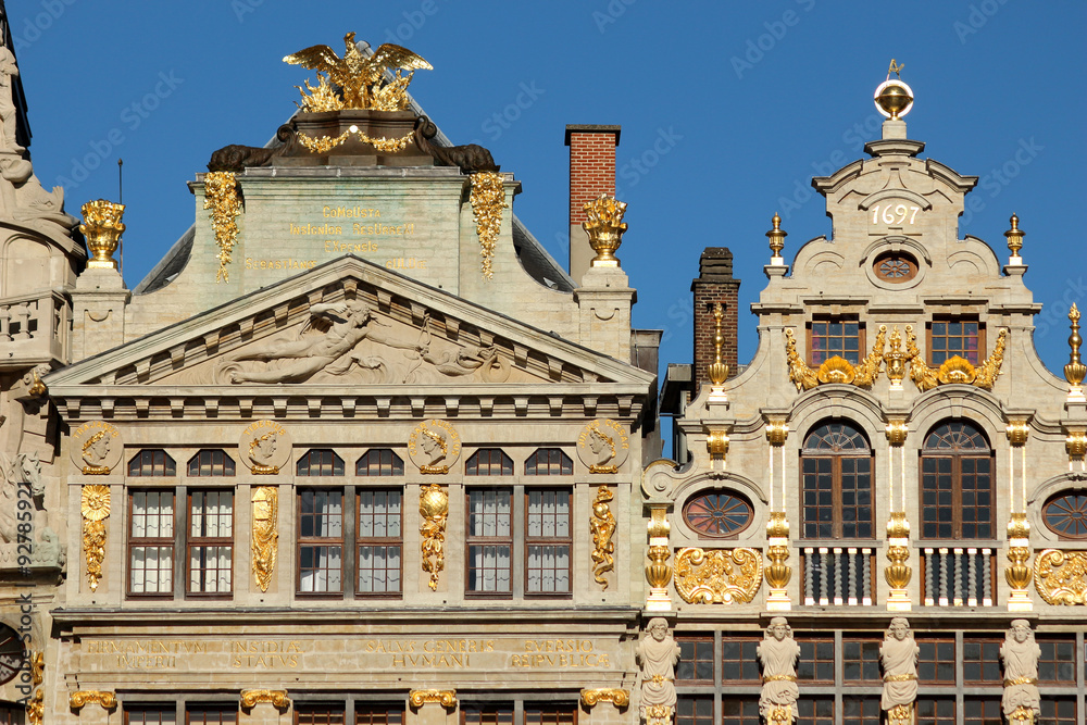 Bruxelles, Grand-Place, Façades. La Louve. Le sac. 