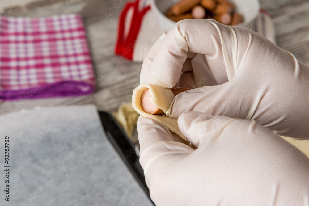 Obraz premium Preparazione dei cannoncini salati con ripieno di wurstel