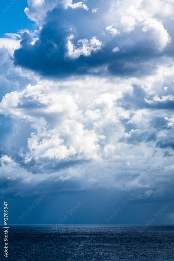 Unwettergefahr - Dunkle Wolken über dem Mittelmeer
