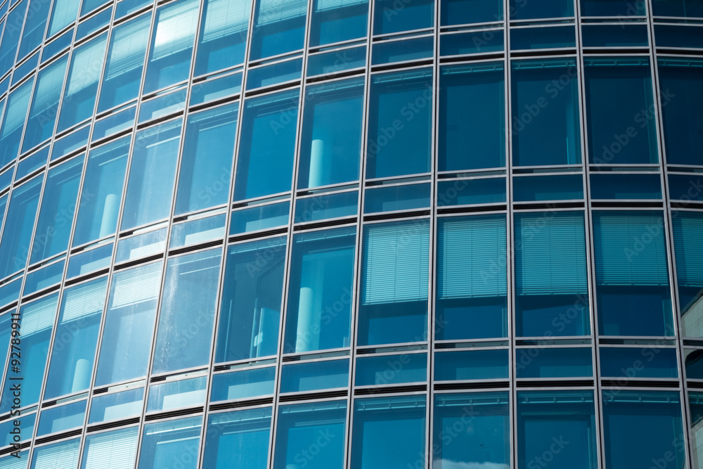 Bürogebäude mit Fenster in blau