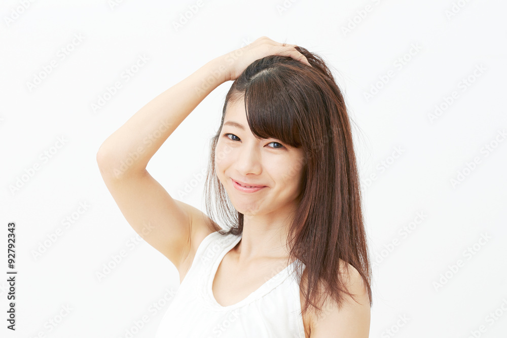 髪をかきあげる女性