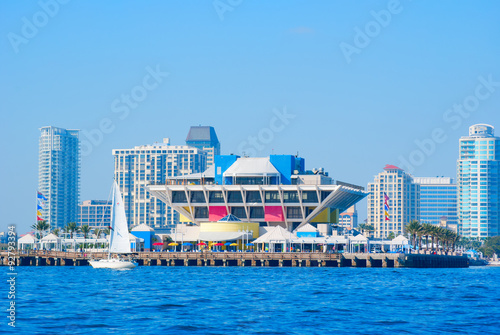 Фотография Colorful Saint Petersburg, Florida skyline with the iconic old original pyramid pier as viewed from a boat in Tampa Bay