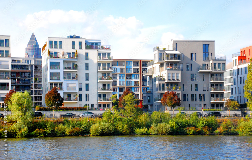 Moderne Häuser am Fluss