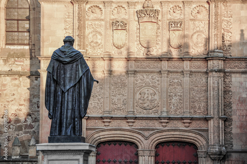 Fray Luis de León frente a la fachada de la Universidad de Salamanca, plateresco, España