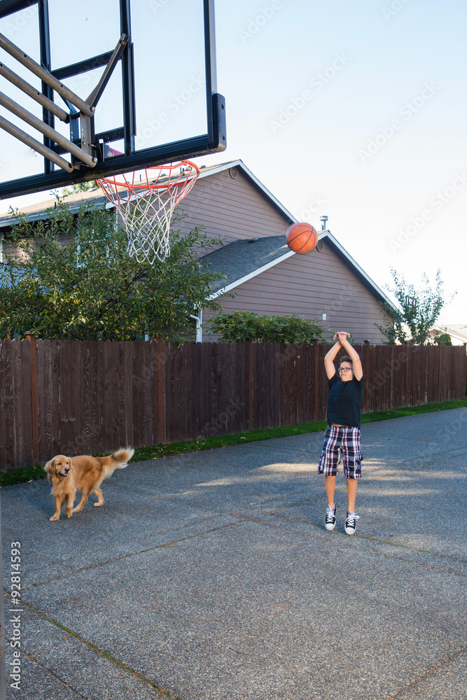 Naklejka premium boy playing basketball
