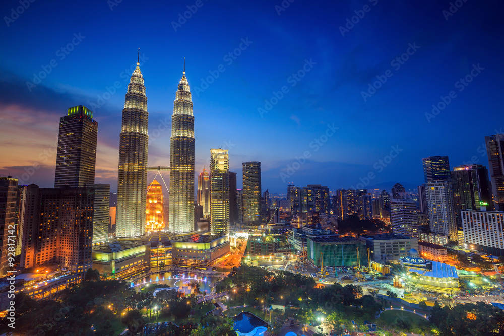Fototapeta premium Panoramę Kuala Lumper o zmierzchu