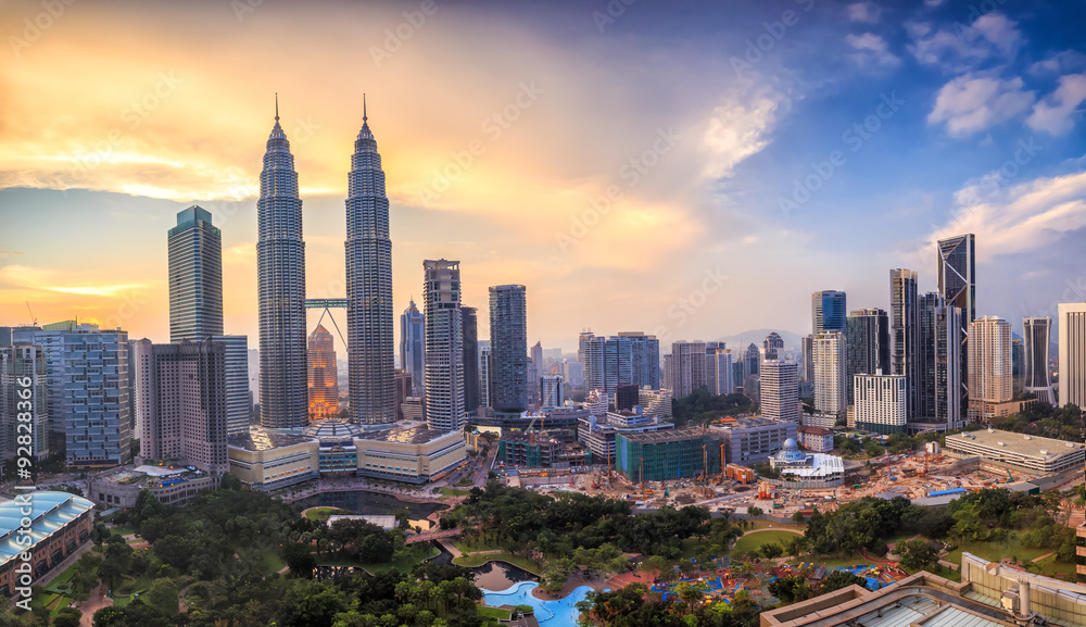 Fototapeta premium Panoramę Kuala Lumper o zmierzchu