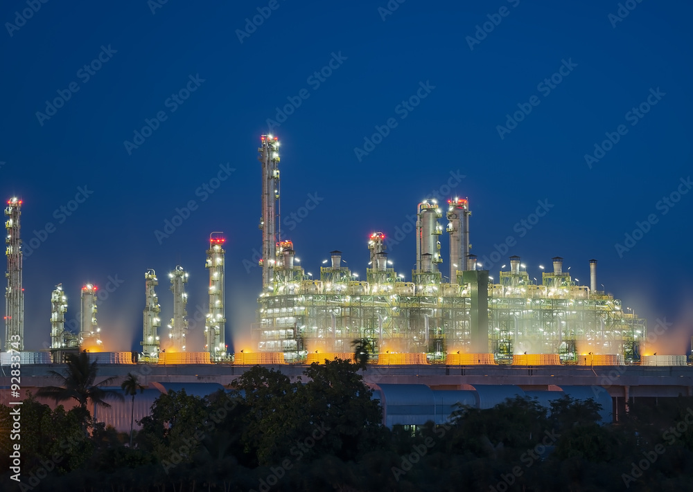 Petrochemical Oil and gas refinery at night sky foto de Stock Adobe Stock