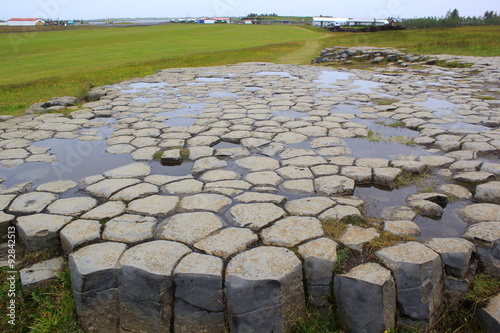Blick auf die geschliffenen Lavasäulen von Kirkjugolf auf Island photo