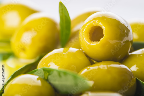 Schilderij op canvas Aceitunas verdes sin hueso aderezadas con aceite de oliva y especias y hierbas