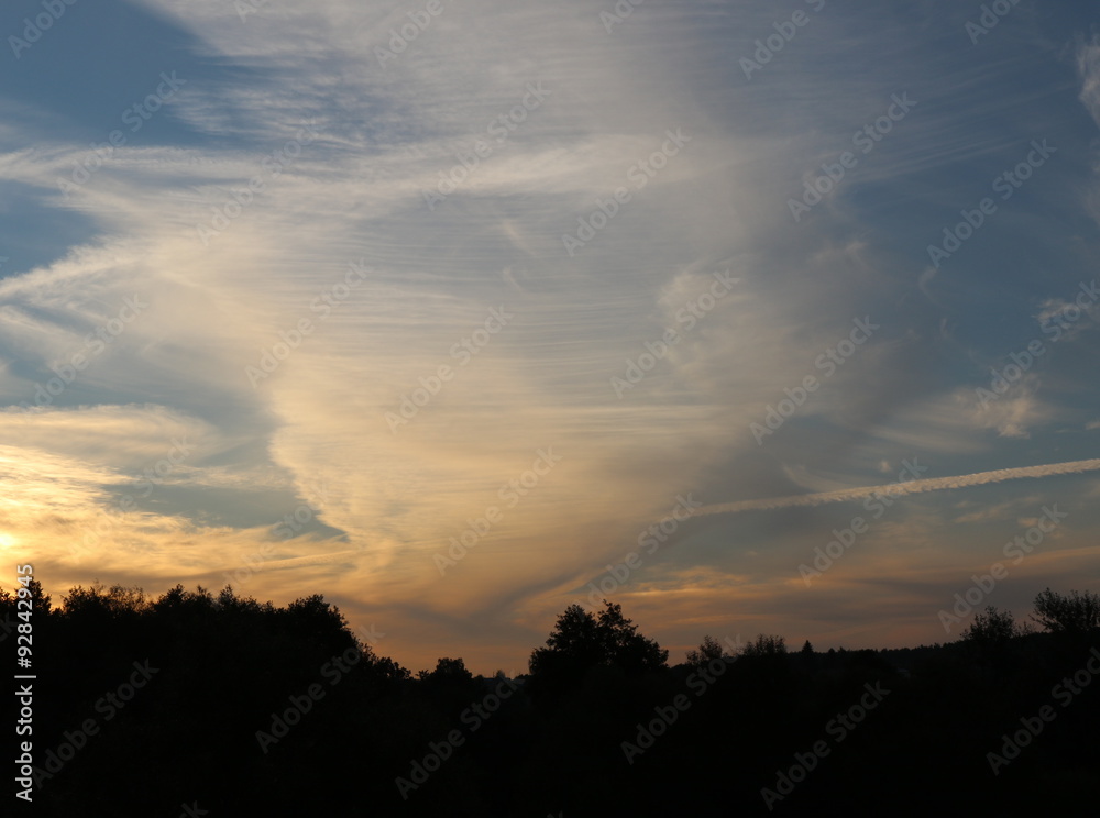 Fototapeta premium Wschód słońca, chmury podświetlone promieniami słońca.