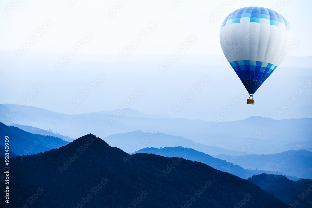 Obraz premium Hot air balloon over mountain 