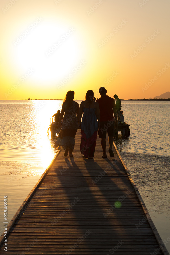 Fototapeta premium PASSEGGIATA AL TRAMONTO SUL MOLO