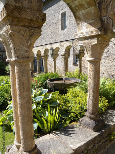 Brunnen im alten Kloster Daoulas photo