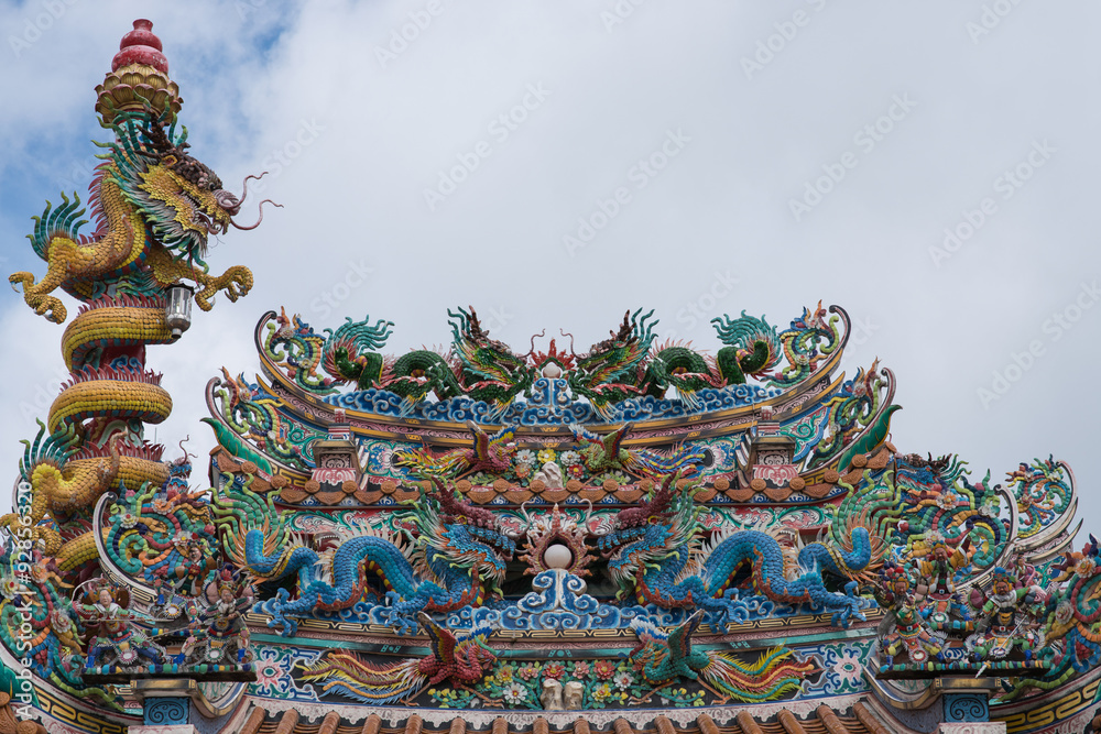 Fototapeta premium Facade at the entrance to the shrine.And a Chinese dragon.
