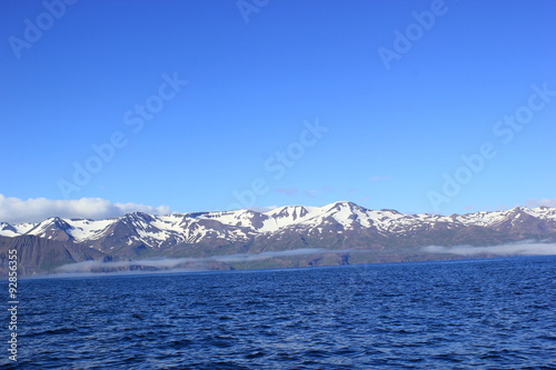 Die Bucht von Akureyri auf Island ist von hohen Bergen umgeben
