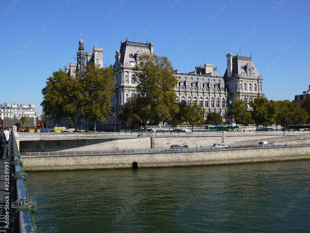 Naklejka premium River Sena and the Hôthôtel de la ville in the background