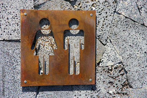 Mur de pierre des toilettes
