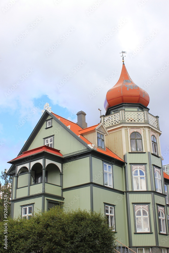 Holzhaus (Holzvilla) mit grünem Anstrich in der Altstadt von Reykjavik (Island)