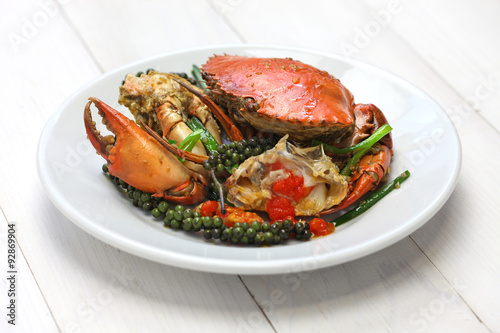 Fényképezés stir-fried crab with green kampot pepper, cambodian cuisine