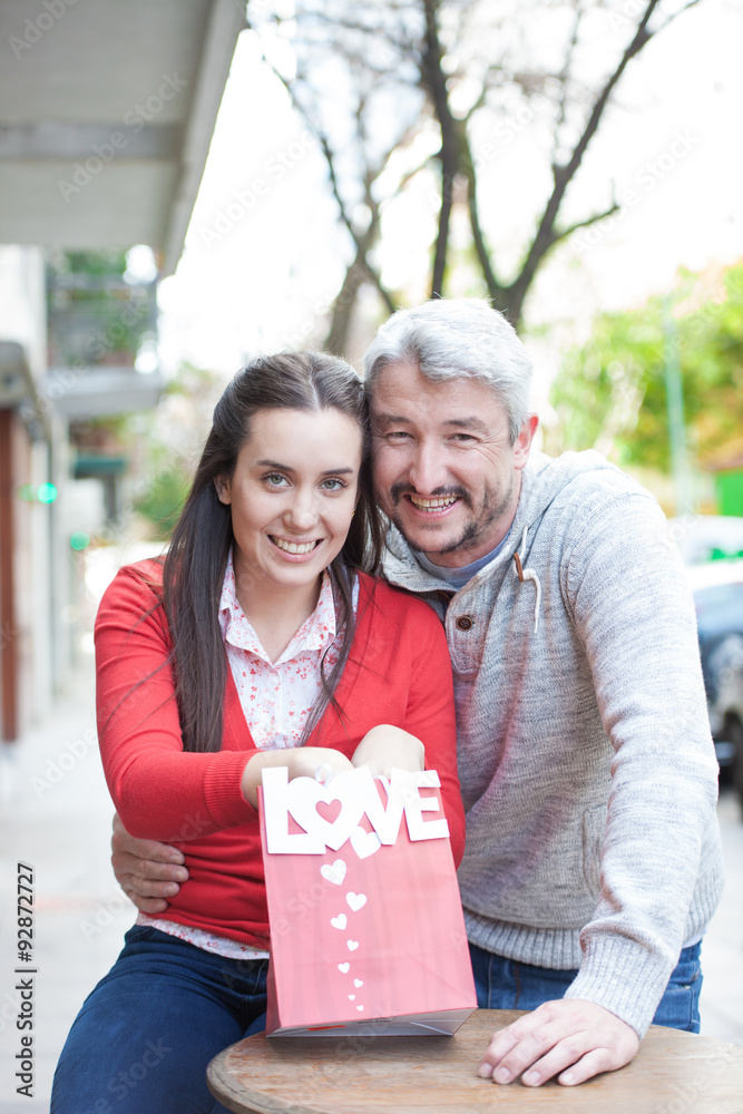 Naklejka premium Couple in the street