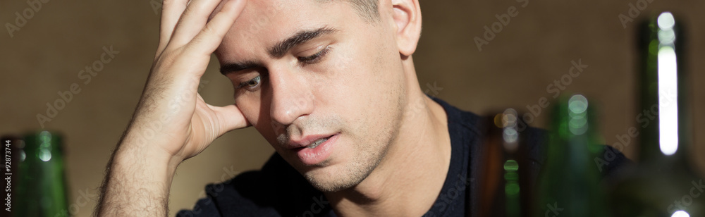 Obraz premium Drunk man drinking beers