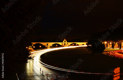 Pont d'Avignon Saint Bénezet, lumières des voitures en passant