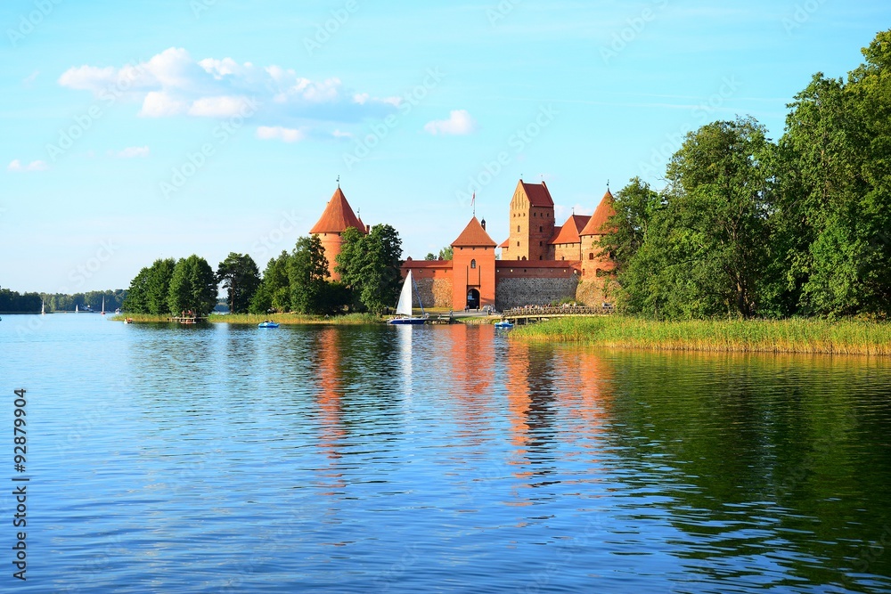 Naklejka premium Galves lake,Trakai old red bricks castle view