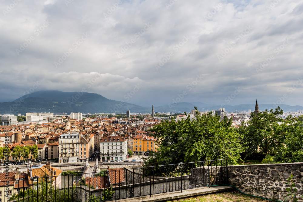 Obraz premium Vue générale de Grenoble du haut du Musée Dauphinois