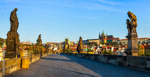 Papier peint Charles bridge and Prague castle in the morning
