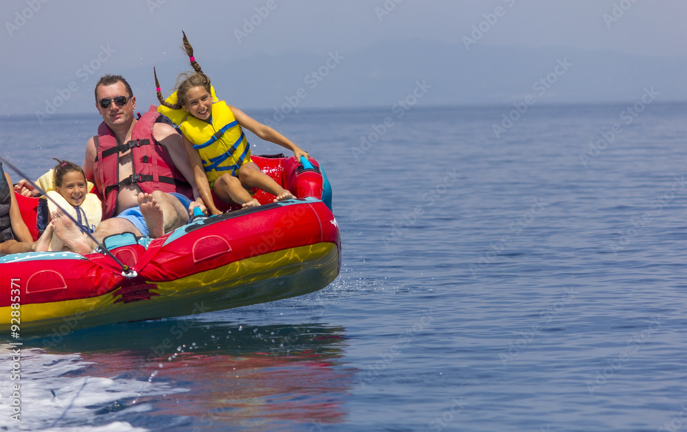 Obraz premium Family ride on the sea
