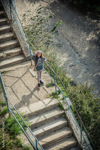 Fillette au bonnet de laine dans les escalier du Fort de la bastille