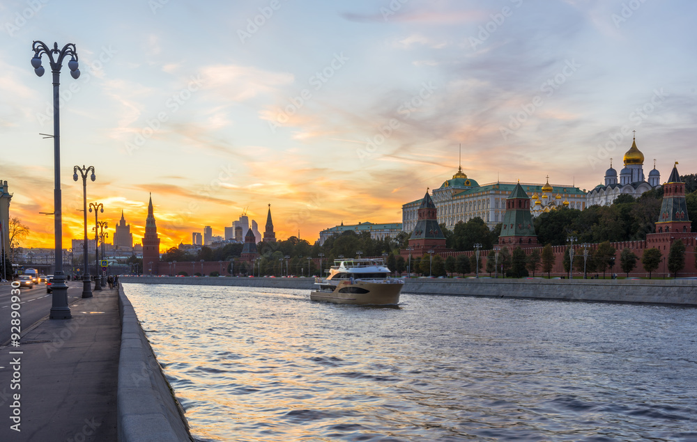 Naklejka premium Sunset view of Kremlin and Moscow river in Moscow, Russia