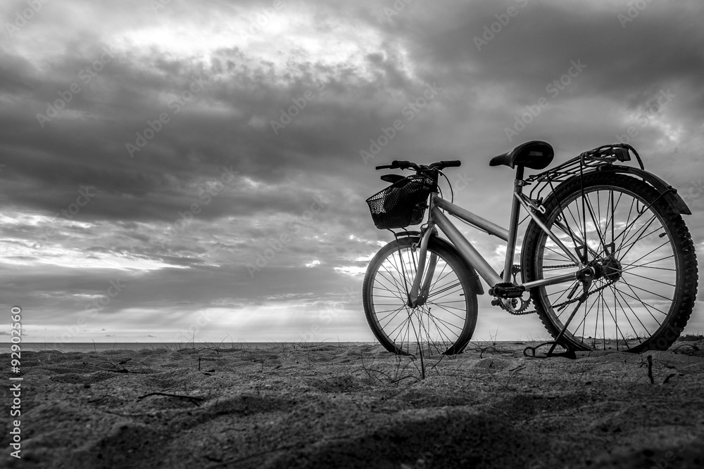 Obraz premium The bicycle and the view in the morning. Samila beach Songkhla.