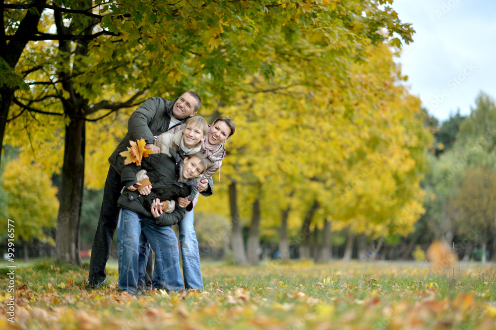 Fototapeta premium Family relaxing in autumn park
