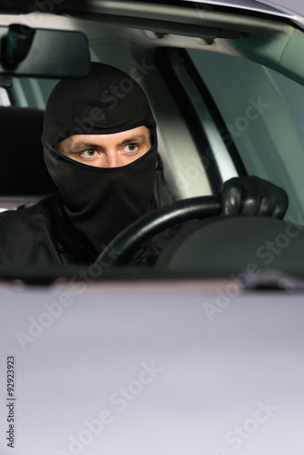 Leaving with stolen vehicle © koszivu