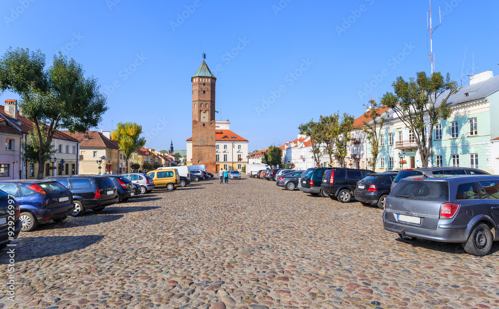 Rynek w Pułtusku nad Narwią - ma on 380 m długości i jest najdłuższy w Polsce. W centralnym punkcie znajduje się renesansowy ratusz z gotycką wieżą.
