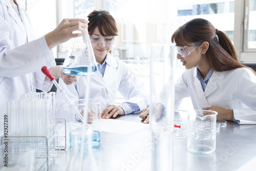 Women have fun experiment in the laboratory