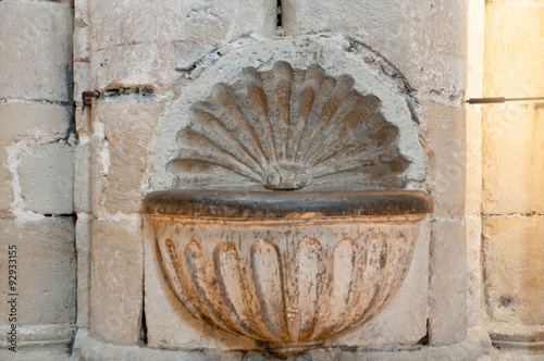 Font in shape of scalloped shell