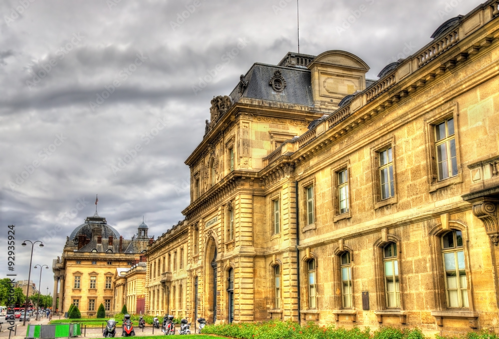Obraz premium The Ecole Militaire (Military School) in Paris - France