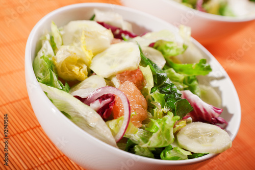 Salad with lettuce, cucumbers and grapefruit