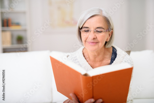 Konstfotografi entspannte seniorin liest ein buch