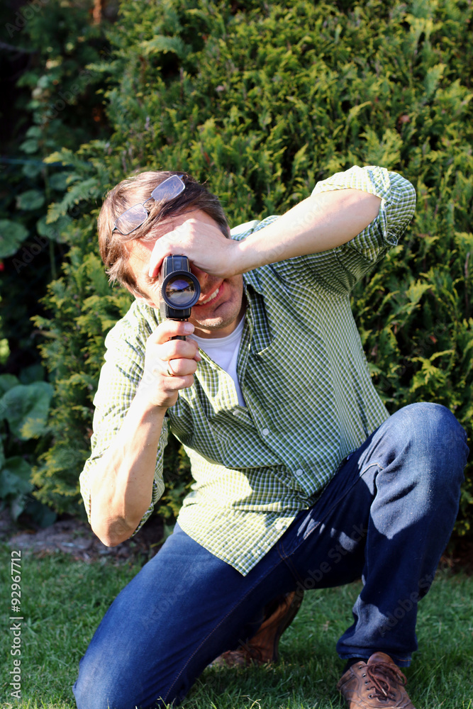 Mann dreht Film mit Super 8 Kamera Stock-Foto | Adobe Stock