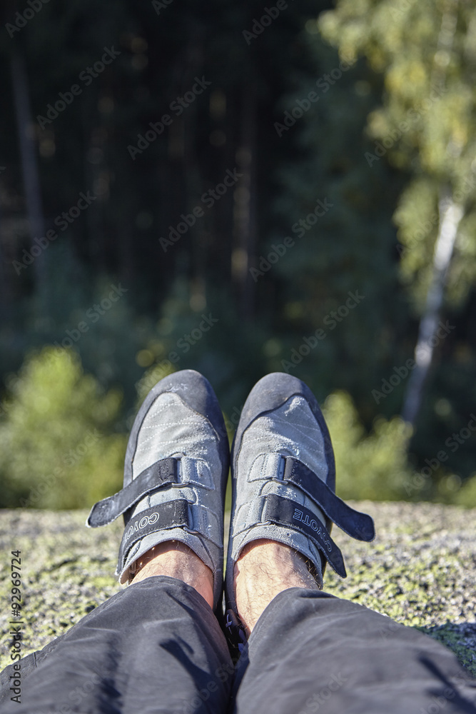 Kletterschuhe auf einem Felsen Kletterschuhe auf einem Felsen