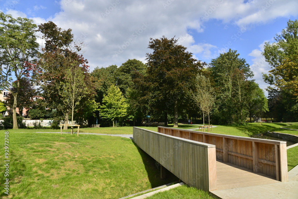 Passerelle en bois toute neuve dans la partie récemment aménagée du parc Roi Baudoin à Bruxelles