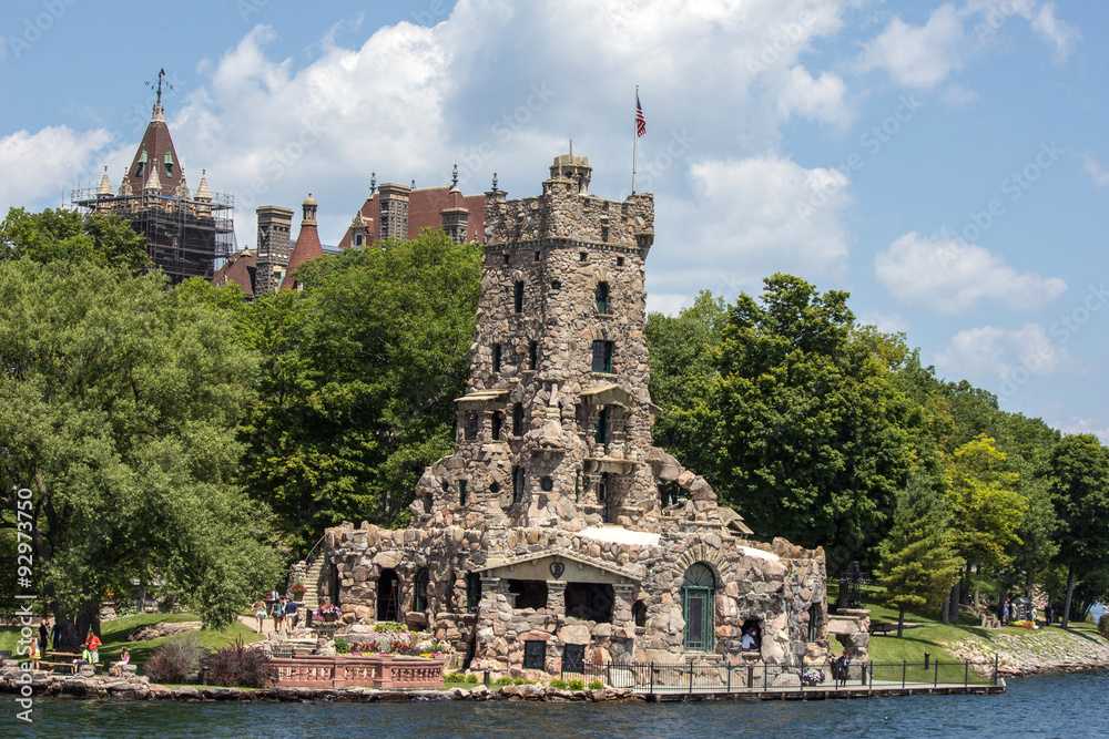 Obraz premium Panoramic View Alster Tower Boldt Castle on Heart Island USA