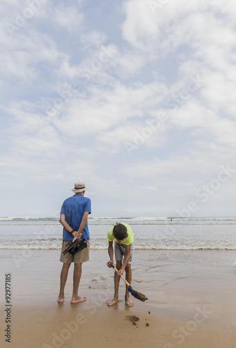 Abuelo con nieto en la playa
