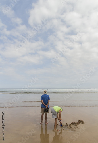 Abuelo con nieto en la playa